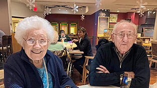 Marianne und ihr Bruder Hans ratschen bei einem Leichtbier über alte Zeiten - auch wenn Marianne nicht mehr so gut Bairisch spricht. Marianne und ihr Bruder Hans ratschen bei einem Leichtbier über alte Zeiten - auch wenn Marianne nicht mehr so gut Bairisch spricht.