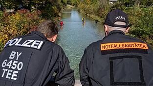 Nach dem Tod einer jungen Frau suchen Polizeitaucher in der Ortschaft das Flussbett der Prien nach Spuren ab. Nach dem Tod einer jungen Frau suchen Polizeitaucher in der Ortschaft das Flussbett der Prien nach Spuren ab.