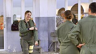 Spaniens Prinzessin Leonor (l) bekommt beim Milit&auml;r keine Extraw&uuml;rste. (Archivbild)