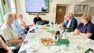 Erläuterten dem Bezirkstagspräsidenten Franz Löffler (Zweiter von rechts) die Lage: Peter Weiß, zwei Bewohner, Dr. Jürgen Dörfert, Andrea Polzer und Dr. Marje Mülde (von links). Erläuterten dem Bezirkstagspräsidenten Franz Löffler (Zweiter von rechts) die Lage: Peter Weiß, zwei Bewohner, Dr. Jürgen Dörfert, Andrea Polzer und Dr. Marje Mülde (von links).