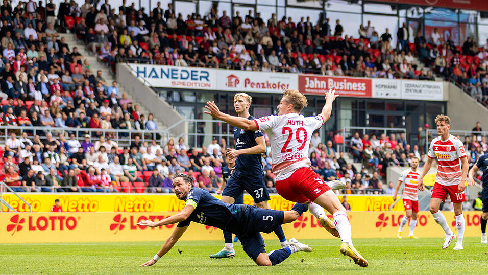 Intensive, k&ouml;rperbetonte Duelle bot das Auftaktspiel des SSV Jahn Regensburg mit Elias Huth gegen die SpVgg Unterhaching um Kapit&auml;n Josef Welzm&uuml;ller (links). 11 000 Zuschauer bildeten eine pr&auml;chtige Kulisse.