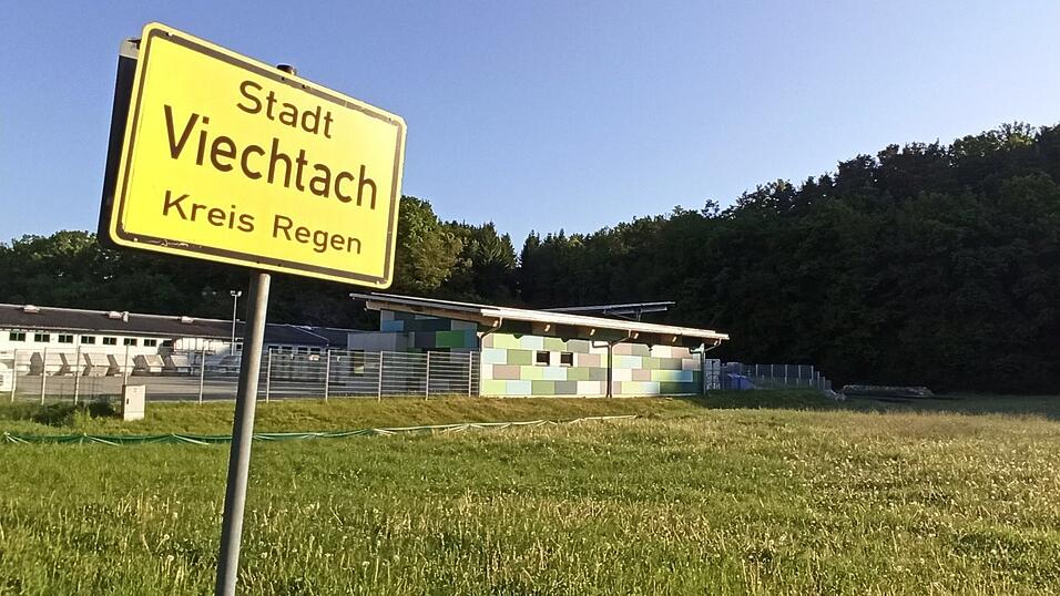 Direkt im Anschluss an den Recyclinghof soll der neue Lagerplatz für den Bauhof entstehen. Derzeit ist dort ein Amphibienzaun aufgestellt, um Eidechsen umzusiedeln. Direkt im Anschluss an den Recyclinghof soll der neue Lagerplatz für den Bauhof entstehen. Derzeit ist dort ein Amphibienzaun aufgestellt, um Eidechsen umzusiedeln.