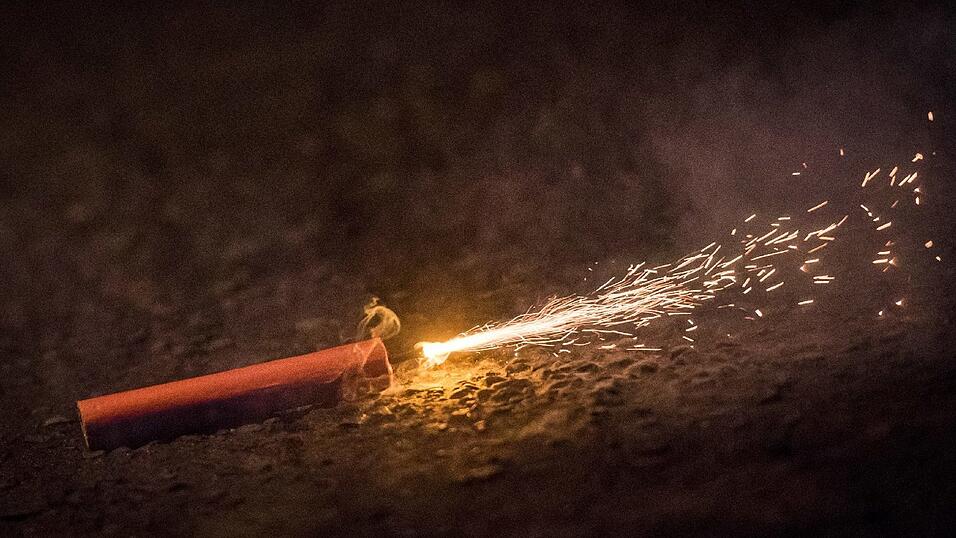 Beim Hantieren mit Feuerwerkskörpern hat sich ein 16-Jähriger aus Schnaittenbach lebensgefährlich verletzt. Beim Hantieren mit Feuerwerkskörpern hat sich ein 16-Jähriger aus Schnaittenbach lebensgefährlich verletzt.