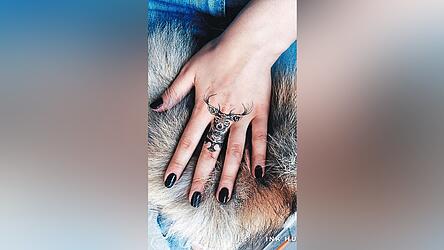 Ist das Tattoo echt? Nö, nur ein Foto mit der App 'InkHunter'.