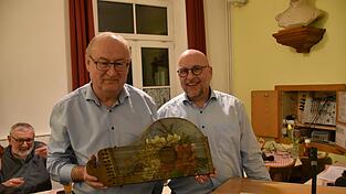 Fritz Lingott (links) und Vorsitzender des Heimatvereins Stephan Priller präsentieren die Zither.