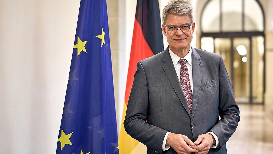 Der Minister stellt die Fahrgäste auf einen langen Weg ein, bis sich die Zuverlässigkeit bei der Bahn wieder bessert. Der Minister stellt die Fahrgäste auf einen langen Weg ein, bis sich die Zuverlässigkeit bei der Bahn wieder bessert.