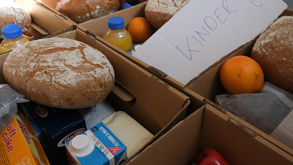 Das Freiwilligenzentrum ist eine anerkannte Adresse in Straubing zur Vermittlung von Ehrenamtlichen. In der Coronakrise hat die Verteilung von Lebensmitteln an Menschen, die bedürftig und nicht mobil waren, viel Energie gekostet. Auch die Stadträte Katharina Dilger und Christian Ritt hatten sich dabei als Helfer beteiligt. Das Freiwilligenzentrum ist eine anerkannte Adresse in Straubing zur Vermittlung von Ehrenamtlichen. In der Coronakrise hat die Verteilung von Lebensmitteln an Menschen, die bedürftig und nicht mobil waren, viel Energie gekostet. Auch die Stadträte Katharina Dilger und Christian Ritt hatten sich dabei als Helfer beteiligt.