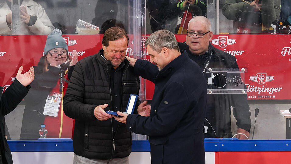 Hohe Auszeichnung für eine Eishockey-Legende: Bayerns Ministerpräsident Markus Söder überreichte Erich Kühnhackl unter dem großen Jubel des Publikums für seine Lebensleistung den Bayerischen Verdienstorden.