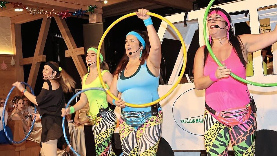 Mitglieder des Ski-Clubs begeisterten im pfiffigen Outfit mit einer tollen Tanz- und Gesangseinlage. Mitglieder des Ski-Clubs begeisterten im pfiffigen Outfit mit einer tollen Tanz- und Gesangseinlage.