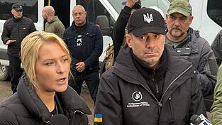 Die Menschenrechtsbeauftragten von Russland, Jana Lantratowa (l), und der Ukraine, Dmytro Lubinez (M, schwarze Kappe), können sich auch künftig weitere gemeinsame Hilfsaktionen vorstellen. Die Menschenrechtsbeauftragten von Russland, Jana Lantratowa (l), und der Ukraine, Dmytro Lubinez (M, schwarze Kappe), können sich auch künftig weitere gemeinsame Hilfsaktionen vorstellen.