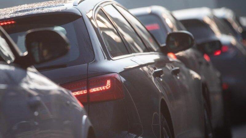 Autos stehen im Stau. Autos stehen im Stau.