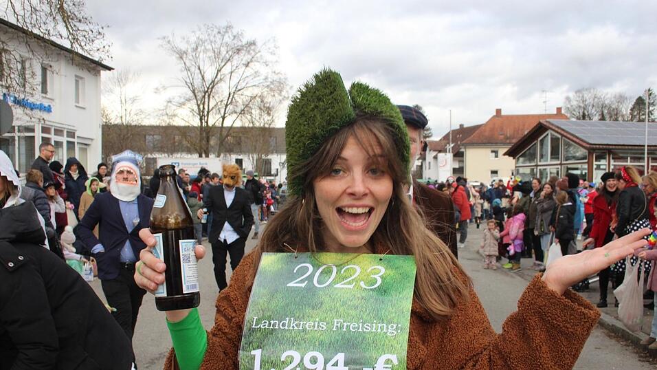 Viele Faschings-Fans haben sich am Samstag den Umzug in Langenbach angesehen. Viele Faschings-Fans haben sich am Samstag den Umzug in Langenbach angesehen.