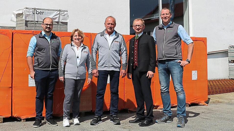 Freuen sich auf die Übernahme: Raiffeisen-Betriebsleiter Stefan Breu, Martina und Anton Breu, Franz Wellisch, Vorstandsvorsitzender Raiffeisenbank Eschlkam-Lam-Lohberg-Neukirchen b. Hl. Blut und Prokurist Roland Altmann (v.l.). Freuen sich auf die Übernahme: Raiffeisen-Betriebsleiter Stefan Breu, Martina und Anton Breu, Franz Wellisch, Vorstandsvorsitzender Raiffeisenbank Eschlkam-Lam-Lohberg-Neukirchen b. Hl. Blut und Prokurist Roland Altmann (v.l.).