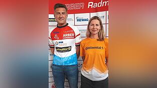 Das neue Trikot f&uuml;r den Radmarathon (links), rechts das Shirt f&uuml;r die Helfer.