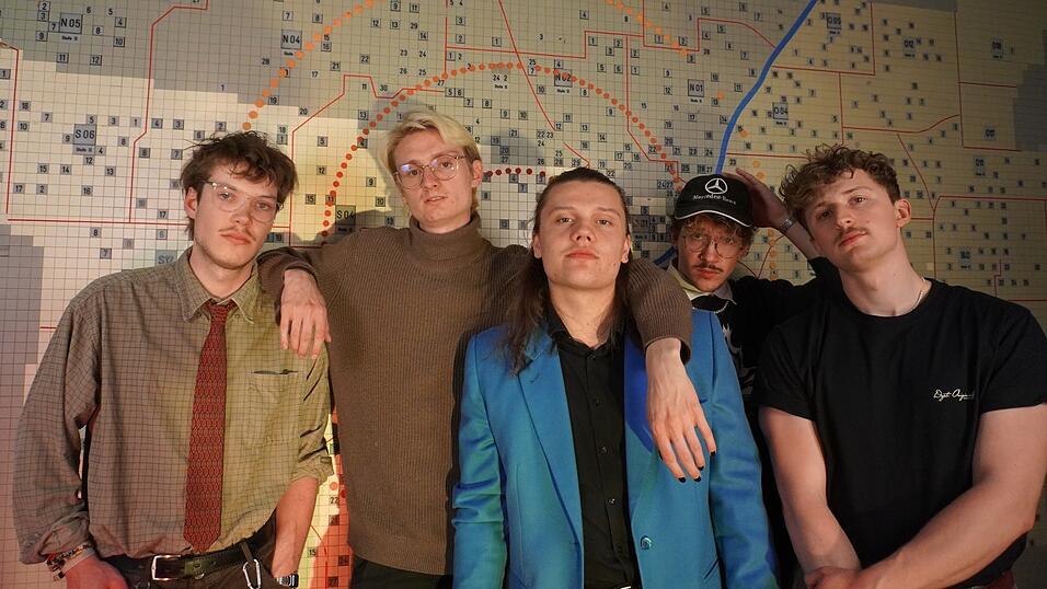 Die Brave Bones: Lars Jakumeit (Gitarre, Trompete), Leonhard Ruedorffer (Gesang), Gregor Steinmetzer (Gitarre, Posaune, Gesang), David Schie&szlig;l (Schlagzeug) und Florian K&ouml;gel (Bass, von links).&nbsp;