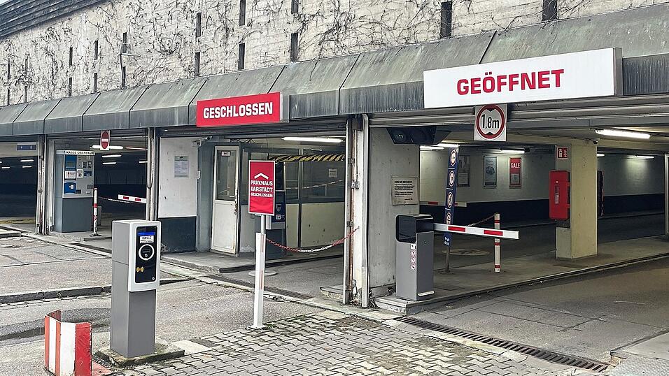 Derzeit kann nur ein Teil der Parkplätze im Oberpaur-Parkhaus genutzt werden. Das Karstadt-Parkhaus ist komplett gesperrt. Derzeit kann nur ein Teil der Parkplätze im Oberpaur-Parkhaus genutzt werden. Das Karstadt-Parkhaus ist komplett gesperrt.