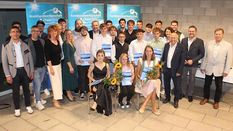 Diese Gesellen freuen sich zusammen mit den Ehrengästen über ihren Gesellenbrief. Diese Gesellen freuen sich zusammen mit den Ehrengästen über ihren Gesellenbrief.