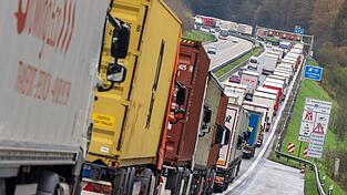 Durch die Blockabfertigungen staute sich der Verkehr in Richtung Österreich. (Archivbild) Durch die Blockabfertigungen staute sich der Verkehr in Richtung Österreich. (Archivbild)