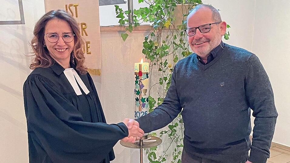 Pfarrerin Maria Simon bedankte sich zum Abschied bei Kirchenpfleger Günther Nissler. Pfarrerin Maria Simon bedankte sich zum Abschied bei Kirchenpfleger Günther Nissler.