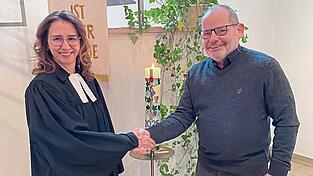 Pfarrerin Maria Simon bedankte sich zum Abschied bei Kirchenpfleger G&uuml;nther Nissler.