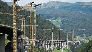 Engstelle: Die Lügbrücke an der Brennerautobahn zwischen Innsbruck und der österreichisch-italienischen Grenze wird derzeit saniert. Engstelle: Die Lügbrücke an der Brennerautobahn zwischen Innsbruck und der österreichisch-italienischen Grenze wird derzeit saniert.