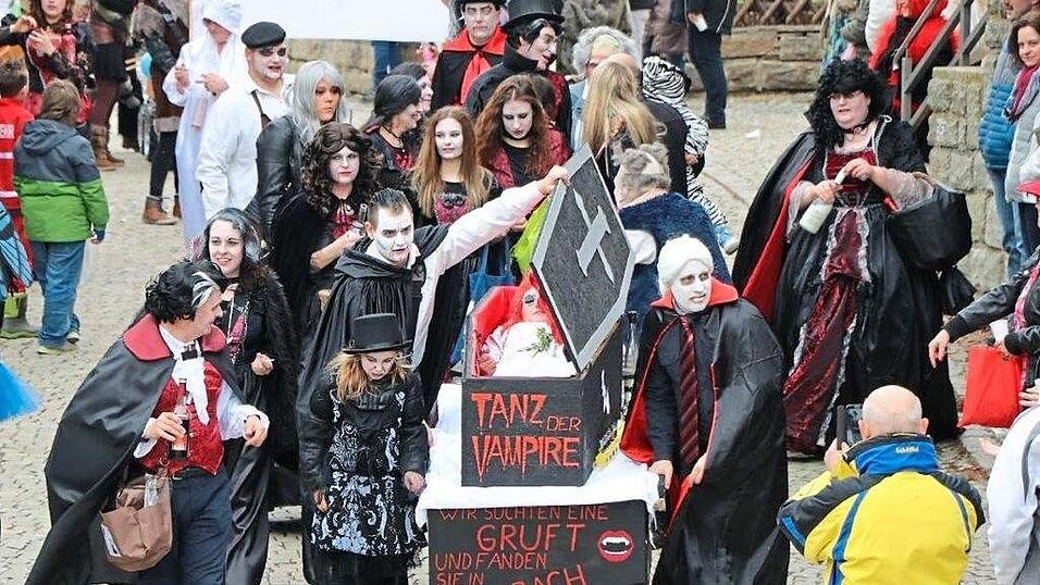 Eine Gruppe Vampire hat in Blaibach eine Gruft gefunden. Eine Gruppe Vampire hat in Blaibach eine Gruft gefunden.