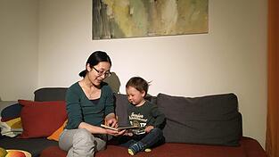 Jia und ihr Sohn Lian erhalten Tipps von ihrer Familie in China.