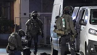 Auch mit SEK-Beamten suchte die Polizei in vier Gladbecker Wohnungen nach Waffen. Auch mit SEK-Beamten suchte die Polizei in vier Gladbecker Wohnungen nach Waffen.