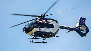 Die Polizei suchte mit Rettungs- und Polizeihubschraubern sowie Drohnen. (Symbolbild) Die Polizei suchte mit Rettungs- und Polizeihubschraubern sowie Drohnen. (Symbolbild)