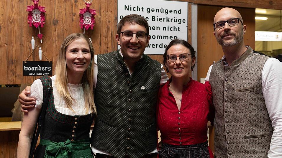 Als die Kapelle Josef Menzl am Montag, 10. August, im Festzelt Weckmann aufspielte, war die Stimmung ausgelassen. Als die Kapelle Josef Menzl am Montag, 10. August, im Festzelt Weckmann aufspielte, war die Stimmung ausgelassen.