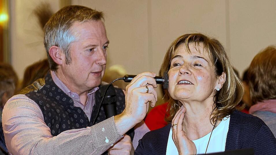 Josef G&ouml;lzh&auml;user testet den Hauttyp bei Rosemarie Mattis.