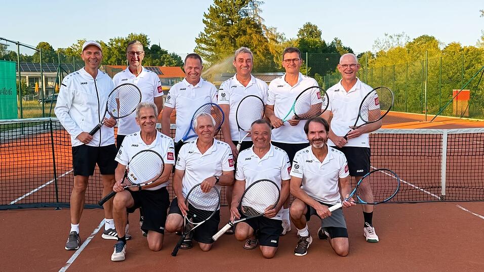 Die siegreiche Mannschaft „Herren 50“ mit (kniend von links) Josef Müller, Johann Reindl, Helmut Fluch und Herbert Grammetbauer, (stehend von links) Michael Kaschel, Günter Martinus, Thomas Lorenz, Martin Zehetbauer, Marc Kothoff und Klaus Beresowski. Die siegreiche Mannschaft „Herren 50“ mit (kniend von links) Josef Müller, Johann Reindl, Helmut Fluch und Herbert Grammetbauer, (stehend von links) Michael Kaschel, Günter Martinus, Thomas Lorenz, Martin Zehetbauer, Marc Kothoff und Klaus Beresowski.