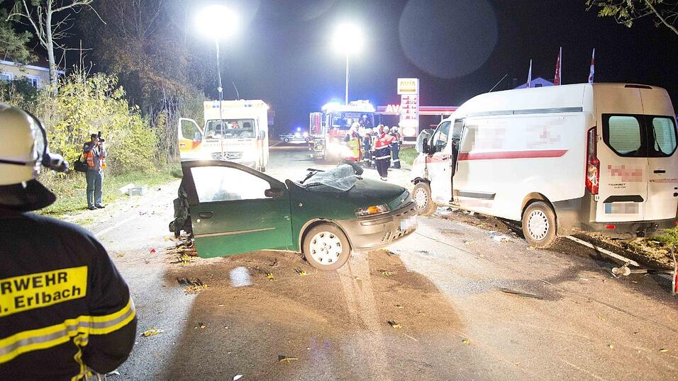 Zwei Menschen starben bei einem Verkehrsunfall am Montagabend auf der B11 bei Eching. Zwei Menschen starben bei einem Verkehrsunfall am Montagabend auf der B11 bei Eching.