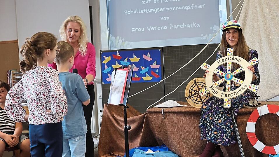 Bei der Überraschungsfeier verglichen die Schulkinder in ihrem Lied die Schulleiterin mit einem Kapitän. Bei der Überraschungsfeier verglichen die Schulkinder in ihrem Lied die Schulleiterin mit einem Kapitän.