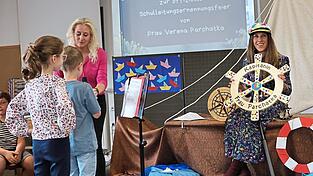 Bei der Überraschungsfeier verglichen die Schulkinder in ihrem Lied die Schulleiterin mit einem Kapitän. Bei der Überraschungsfeier verglichen die Schulkinder in ihrem Lied die Schulleiterin mit einem Kapitän.