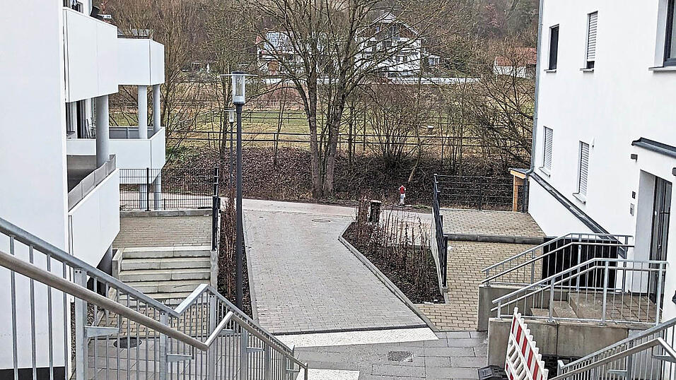 So könnte es kommen: Wer von der Ortsmitte die Treppe heruntergeht, kann direkt gegenüber über die neue Fußgängerbrücke zur Kirchenstraße gelangen.