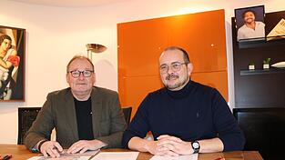 Die Tennisvereinsvorsitzenden J&uuml;rgen Solfrank und Achim Janda (von links) hoffen, dass sich doch noch eine M&ouml;glichkeit findet, die finanziellen Mittel f&uuml;r die Reparatur der Tennispl&auml;tze aufzubringen.