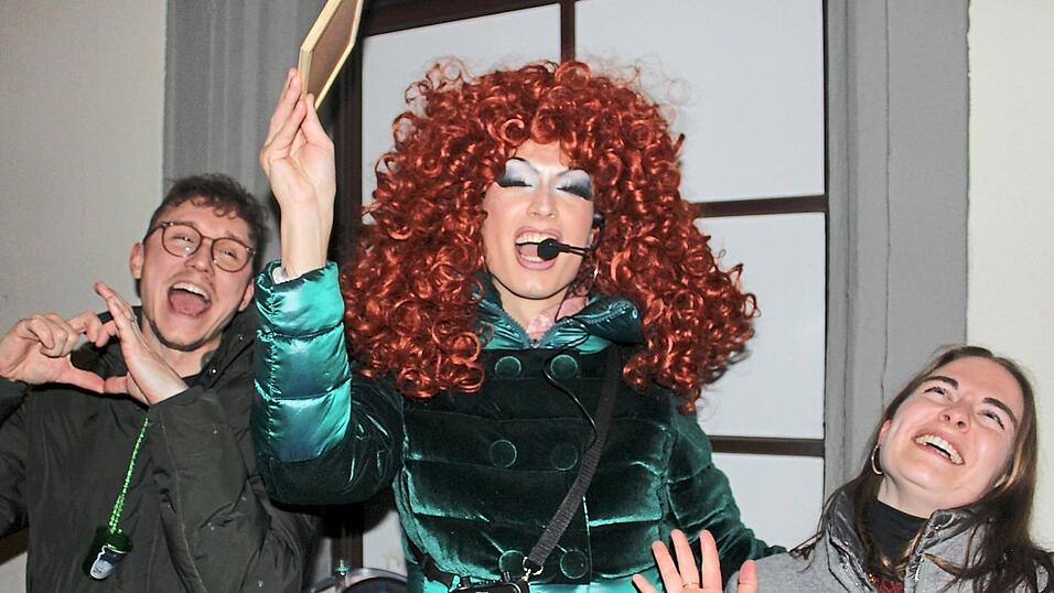 F&uuml;r viele eine Veranstaltung zum Wohlf&uuml;hlen: die Bartour der Drag Queen Amy Strong (Mitte).