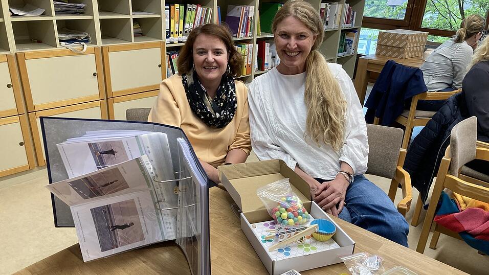 Tatjana Steininger-Nelz (l.) und Marion Brandl sind die Hauptinitiatorinnen des Projektes &bdquo;Schreibmotorikschule&ldquo;. Vor ihnen auf dem Tisch liegen ein paar der daf&uuml;r neu angeschafften Unterrichtsmaterialien.