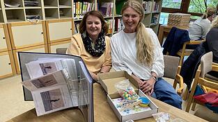 Tatjana Steininger-Nelz (l.) und Marion Brandl sind die Hauptinitiatorinnen des Projektes &bdquo;Schreibmotorikschule&ldquo;. Vor ihnen auf dem Tisch liegen ein paar der daf&uuml;r neu angeschafften Unterrichtsmaterialien.