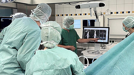 Blick in einen Operationssaal der Kreisklinik. Der nagelneue Roboter schaut nicht unbedingt so aus, wie sich viele das vorstellen werden. Blick in einen Operationssaal der Kreisklinik. Der nagelneue Roboter schaut nicht unbedingt so aus, wie sich viele das vorstellen werden.