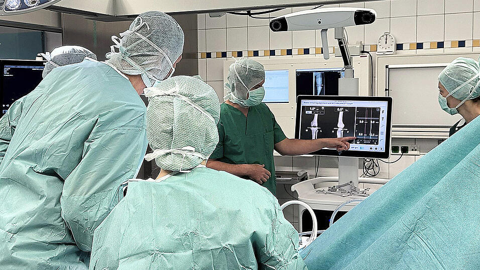 Blick in einen Operationssaal der Kreisklinik. Der nagelneue Roboter schaut nicht unbedingt so aus, wie sich viele das vorstellen werden.