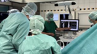 Blick in einen Operationssaal der Kreisklinik. Der nagelneue Roboter schaut nicht unbedingt so aus, wie sich viele das vorstellen werden.