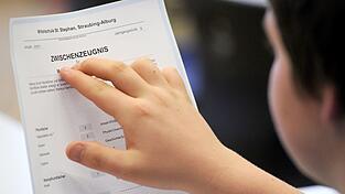 Viele Kinder und Jugendliche bekommen vor den Faschingsferien ihr Zwischenzeugnis. (Symbolbild)