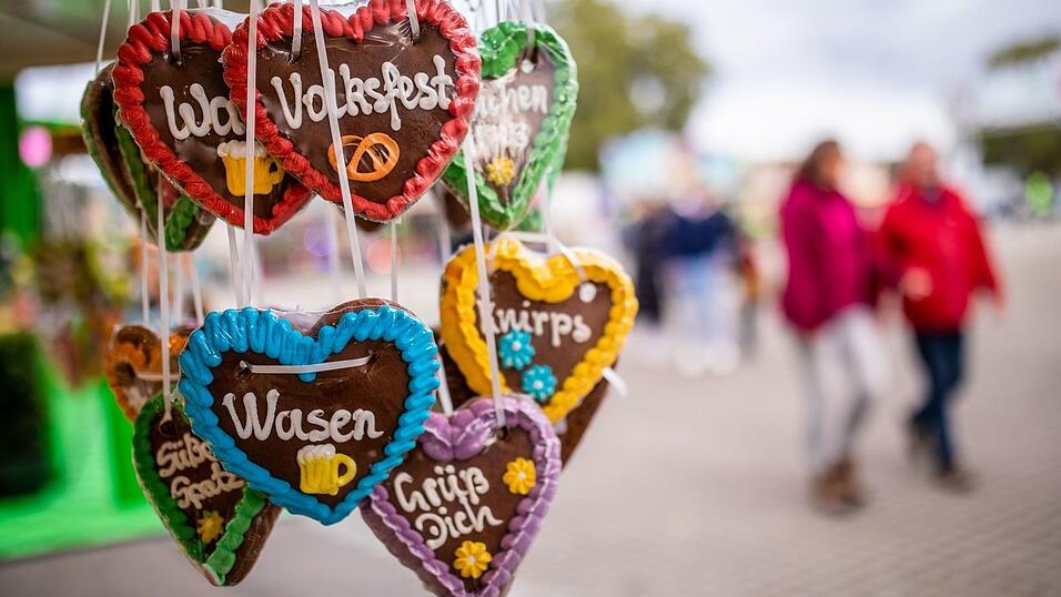 Bis zum 11. Oktober hoffen rund 240 Schausteller, Wirte und Marktkaufleute auf dem Gelände am Neckar-Ufer auf gute Geschäfte. (Archivbild) Bis zum 11. Oktober hoffen rund 240 Schausteller, Wirte und Marktkaufleute auf dem Gelände am Neckar-Ufer auf gute Geschäfte. (Archivbild)
