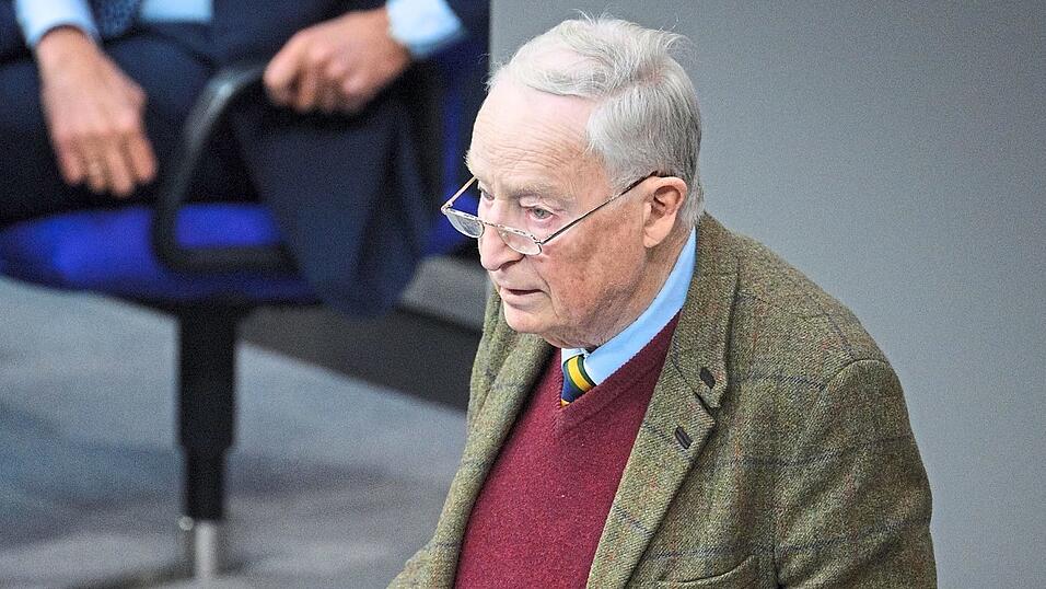 Insgesamt sollen zehn Postfächer gehackt worden sein, darunter auch das des früheren Parteichefs Alexander Gauland. Insgesamt sollen zehn Postfächer gehackt worden sein, darunter auch das des früheren Parteichefs Alexander Gauland.