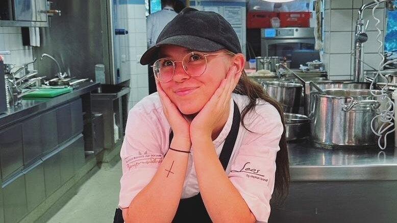 Anna-Maria Kauer hat in ihrer praktischen Abschlussprüfung 98 von 100 Punkten erreicht. Anna-Maria Kauer hat in ihrer praktischen Abschlussprüfung 98 von 100 Punkten erreicht.