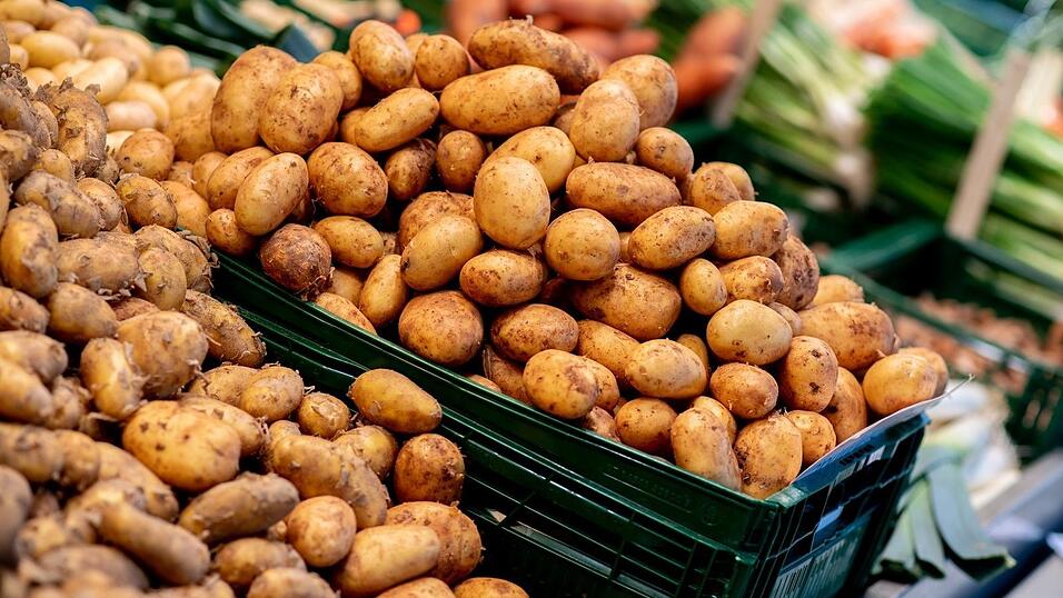 Frische Kartoffeln an einem Wochenmarktstand in Oldenburg (Niedersachsen). Frische Kartoffeln an einem Wochenmarktstand in Oldenburg (Niedersachsen).