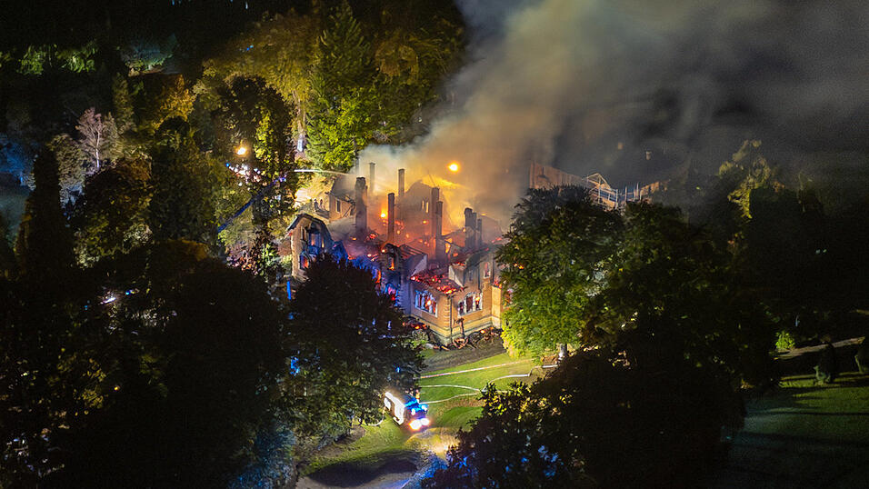Das alte Jagdschloss in Donaustauf geriet in der Nacht auf Montag in Brand. Der entstandene Schaden dürfte immens sein. 