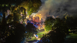 Das alte Jagdschloss in Donaustauf geriet in der Nacht auf Montag in Brand. Der entstandene Schaden dürfte immens sein. 